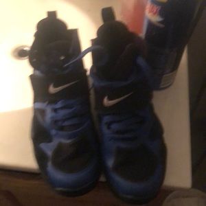 Basketball shoes
